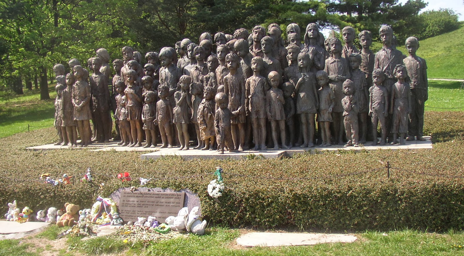 Памятник жителям поселка Лидице